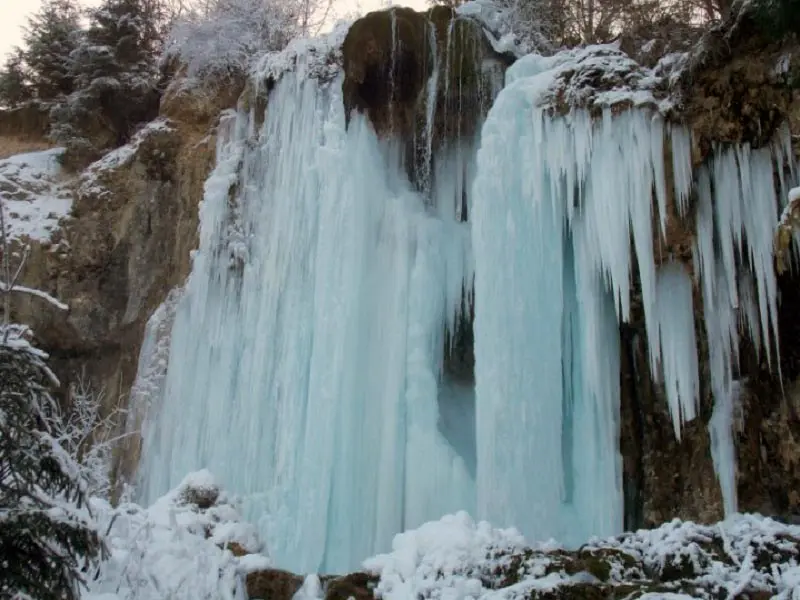 https://www.campeniinfo.ro/wp-content/uploads/2016/12/cascada-pisoaia-iarna-2016.jpg
