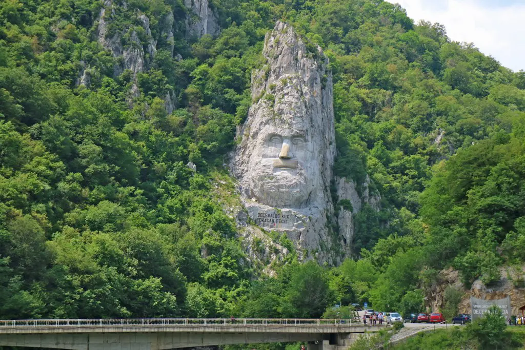 https://ro.wikipedia.org/wiki/Chipul_lui_Decebal#/media/Fi%C8%99ier:Rock_Sculpture_of_Decebalus_(26845769043).jpg